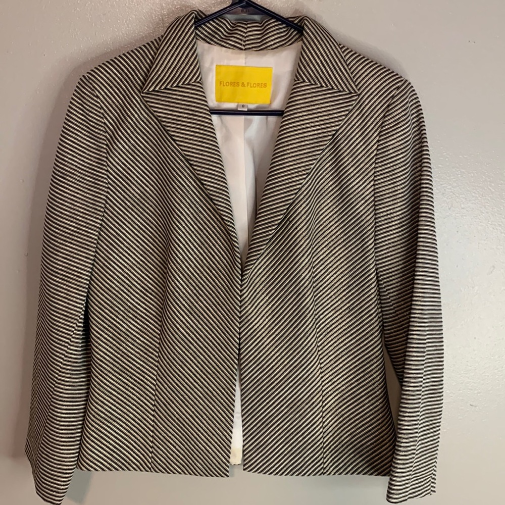 Flores &Flores short blazer size 8 NWOT in excellent condition